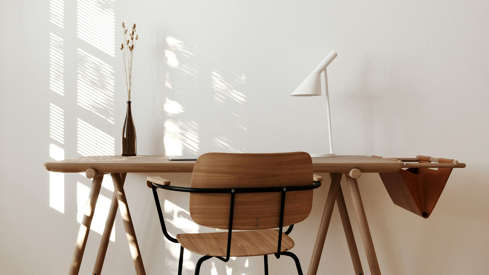 自然光の差し込むデスクとノート。余白を整えるトリセツのメインイメージ