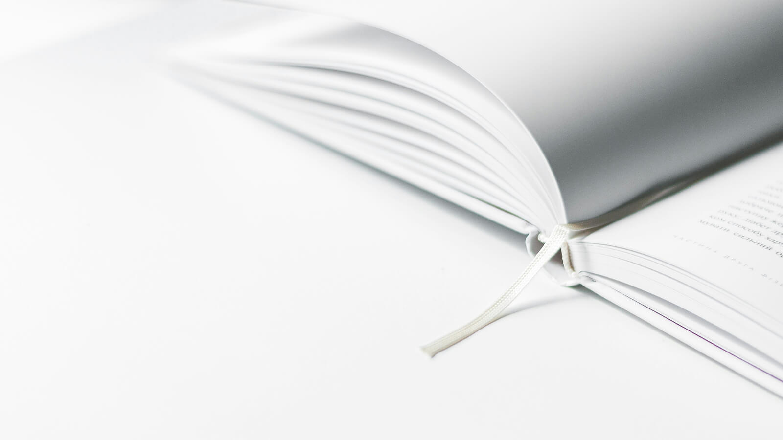 余白とトリセツのリニューアルを象徴する、白い本としおりの写真。新しい章のはじまりを表現。