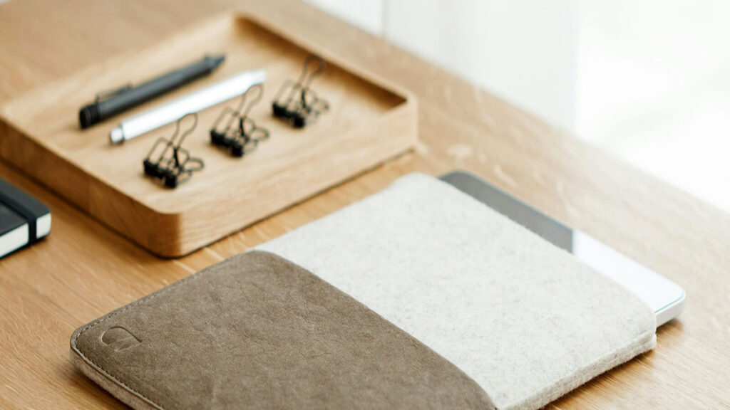 柔らかな光の中に整えて置かれたタブレット。やらないことリストを通して心を整える静かな時間。